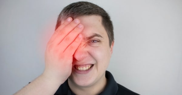 אדם סובל מכאבי עיניים