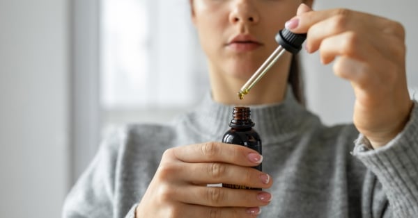 אדם הנוטל טיפות CBD