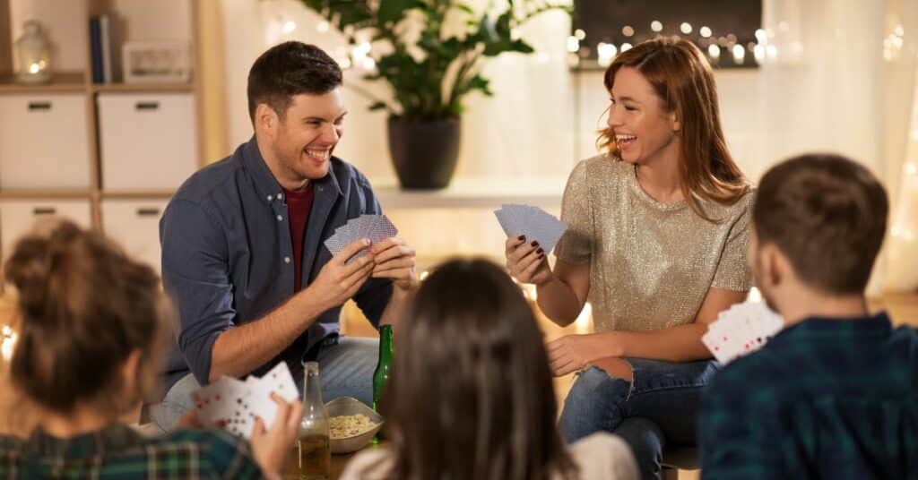 איך משחקי קלפים וחשיבה משפרים את יכולת החשיבה